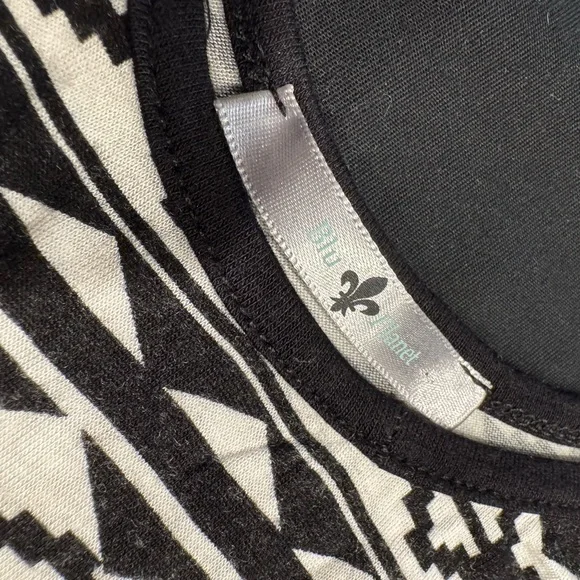 4/$15 Blu Planet Black and White Geometric Cropped Tank with Trim - Picture 2 of 3